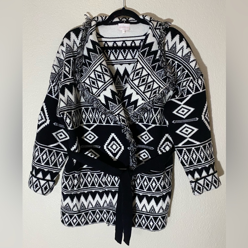 Aztec printed Sweater jacket. Like new condition. Only worn twice. Thick& cozy.